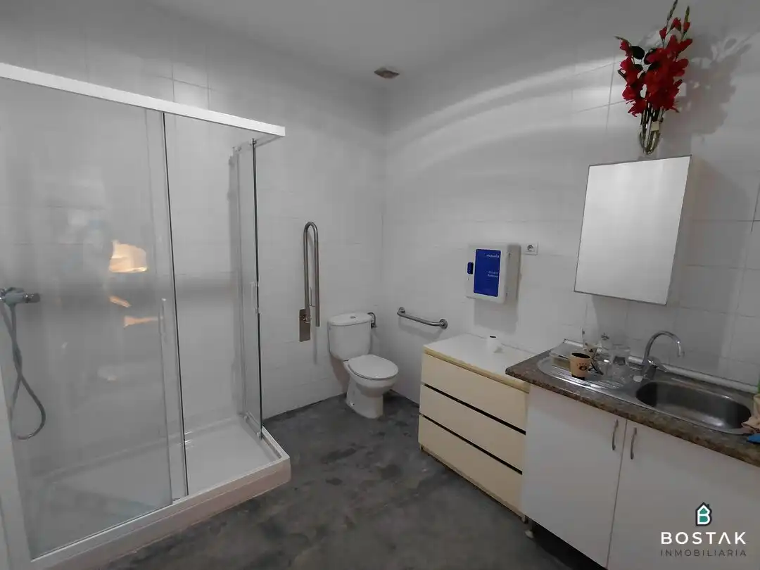 Baño de Local de alquiler en Bilbao  con Aire acondicionado