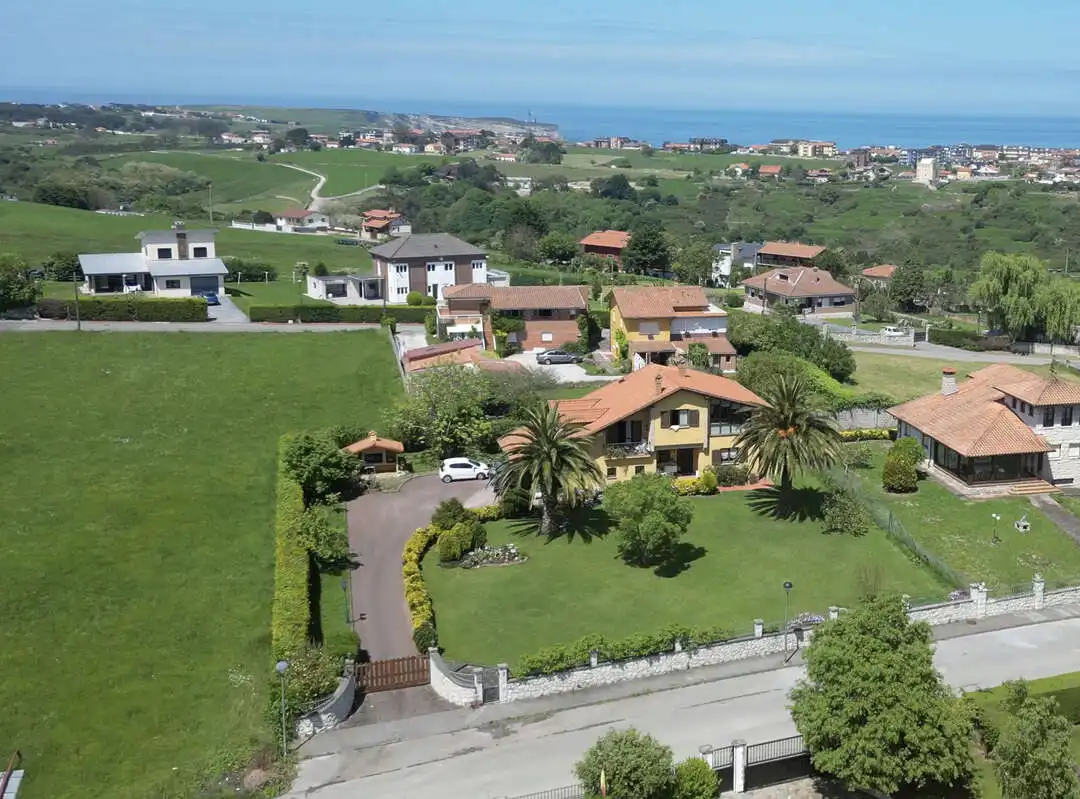 Vista exterior de Casa o xalet en venda en Suances amb Calefacció, Jardí privat i Traster
