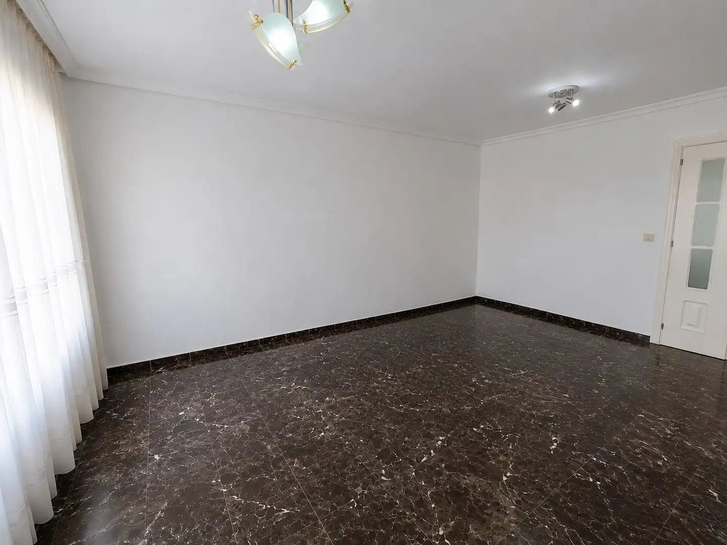 Piso con piscina en venta en Torre del Mar, imagen 2
