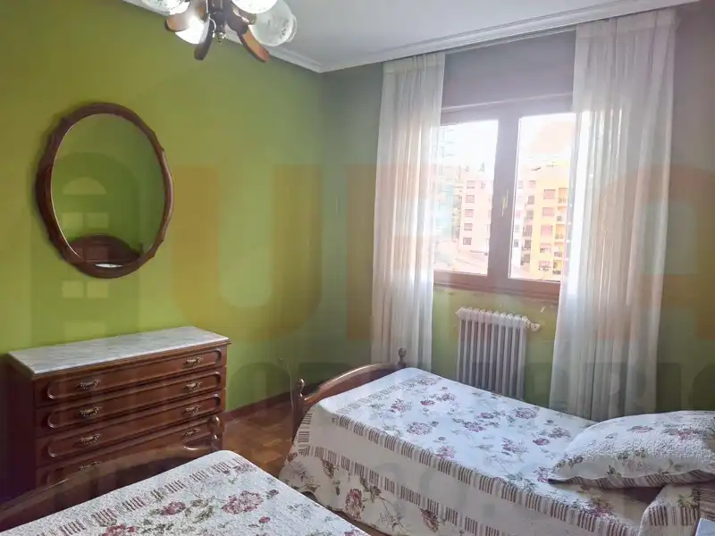 Habitación de Piso de alquiler en Oviedo  con Calefacción, Amueblado y Lavadora
