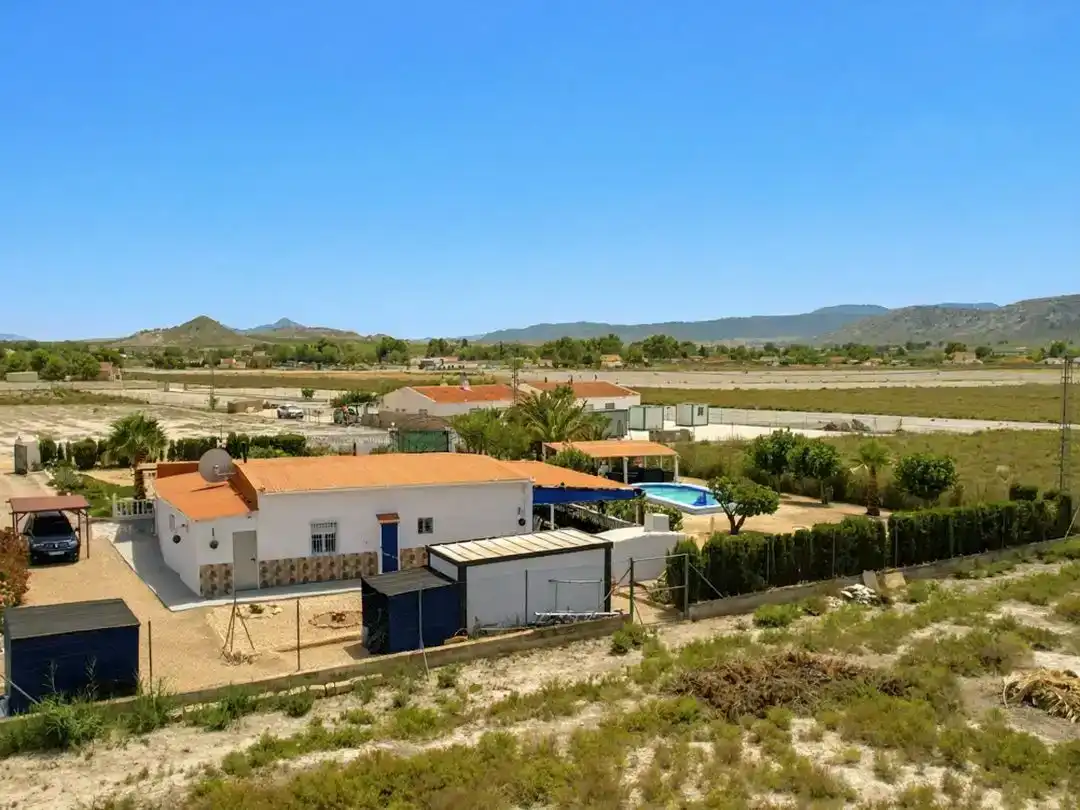 Vista exterior de Finca rústica en venda en Villena amb Piscina
