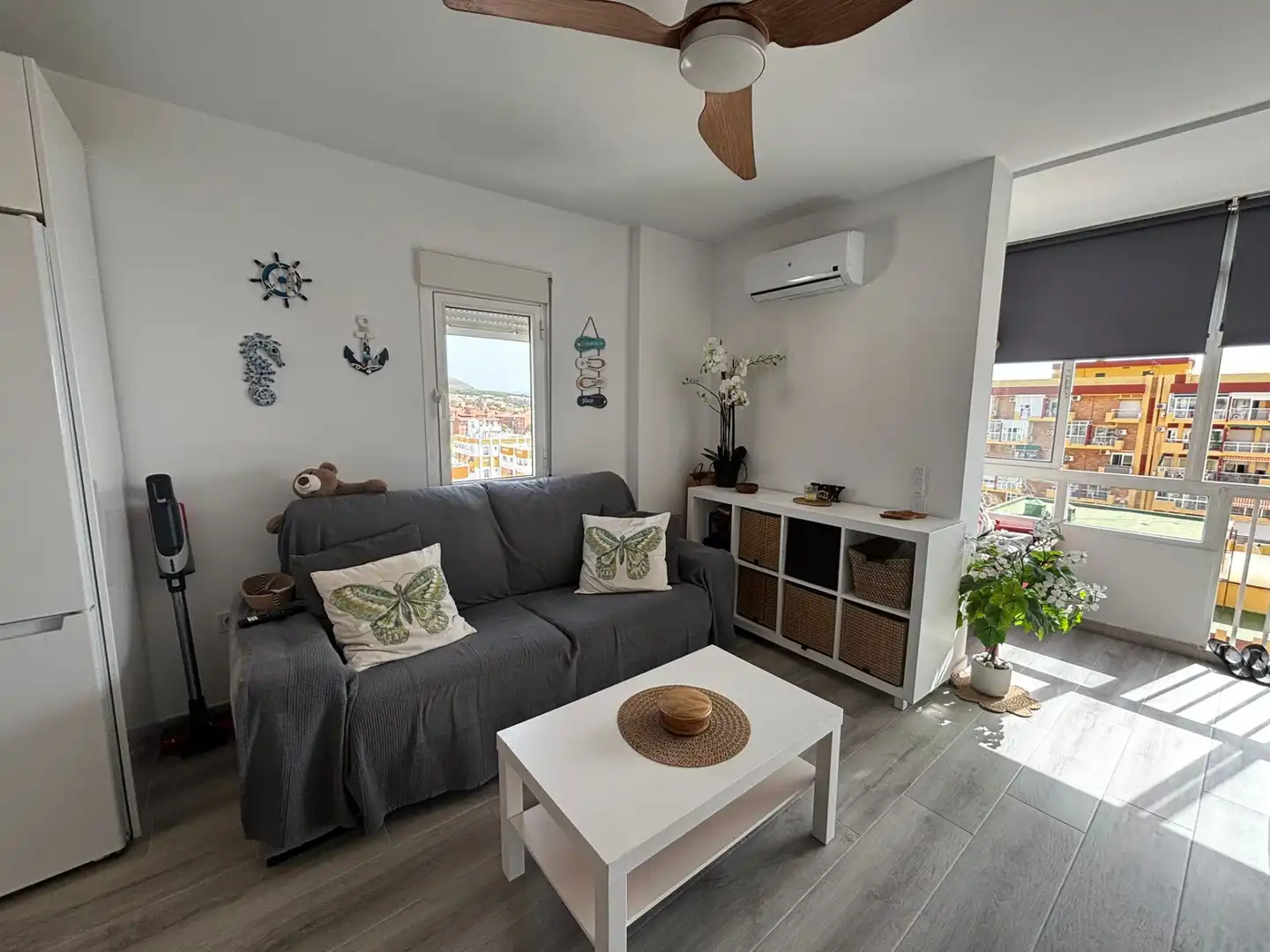 Sala d'estar de Apartament en venda en Benalmádena amb Aire condicionat, Terrassa i Moblat