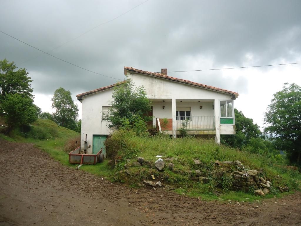 Vista exterior de Casa o xalet en venda en Saro amb Terrassa