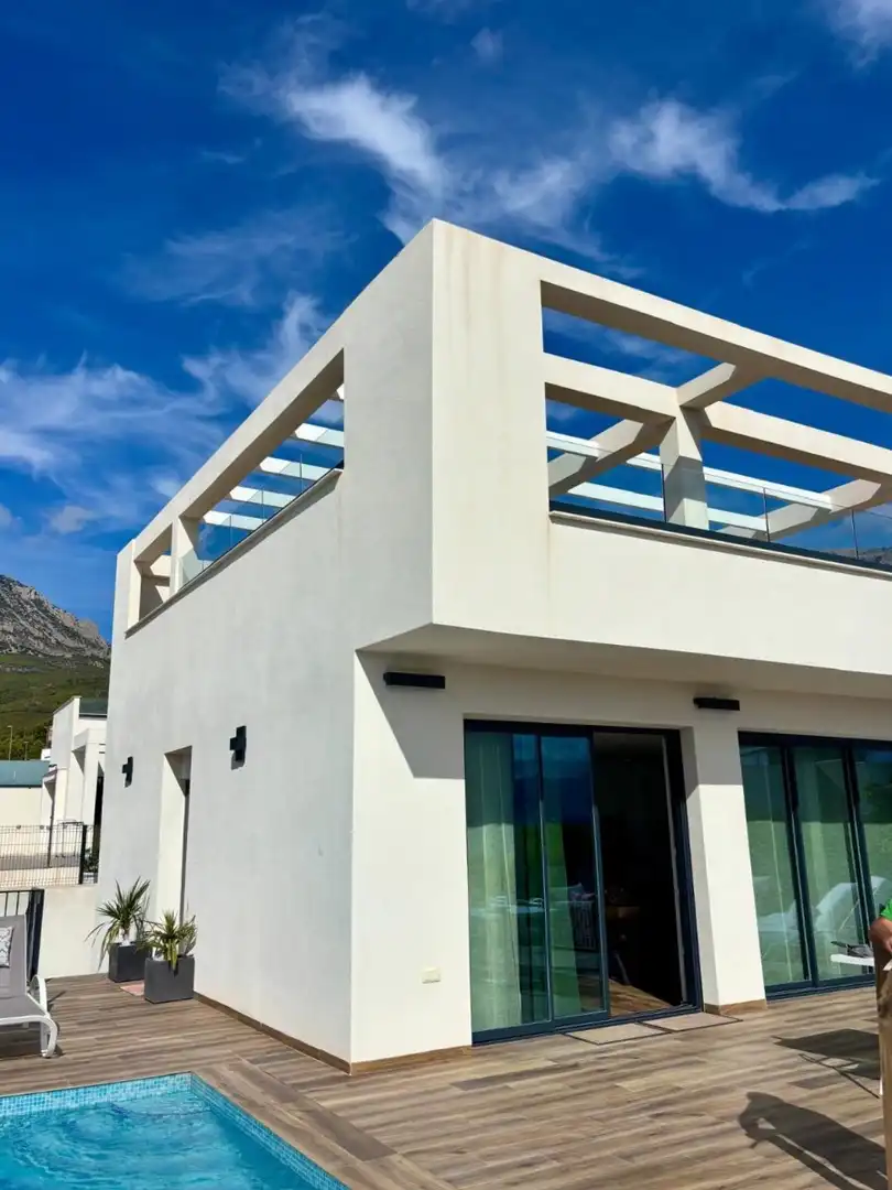 Vista exterior de Casa o xalet en venda en Polop amb Aire condicionat, Jardí privat i Terrassa