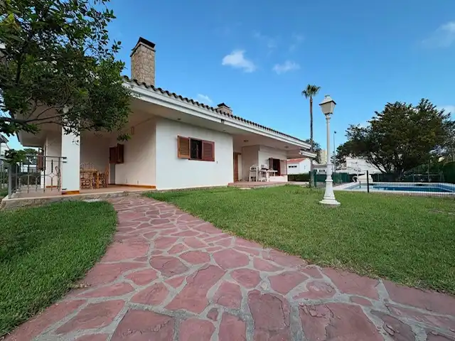 Vista exterior de Casa o xalet en venda en Benicasim / Benicàssim amb Jardí privat, Terrassa i Piscina