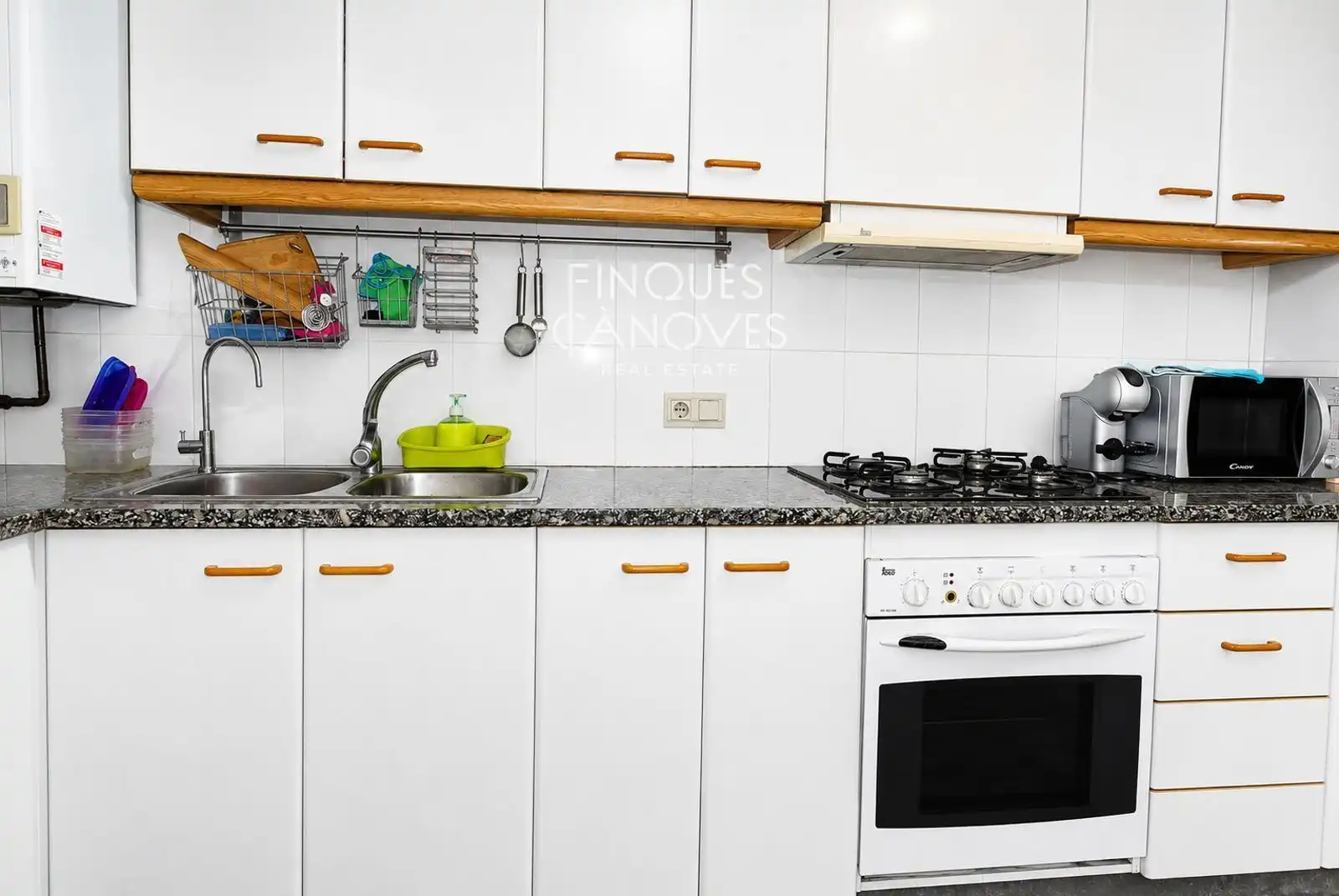 Küche von Wohnung zum Verkauf in Salt mit Heizung, Terrasse und Möbliert