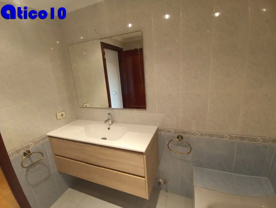 Flat for sale in Calle Doctor Antonio Bascarán Asúnsolo, Cerdeño - El Palais - Mercadín