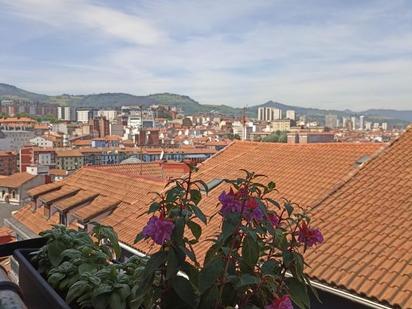 Vista exterior de Pis en venda en Bilbao  amb Calefacció