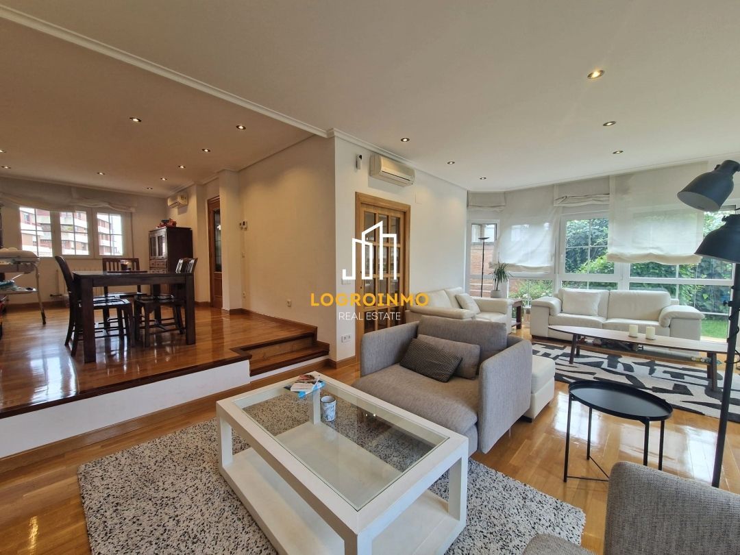 Sala d'estar de Casa o xalet en venda en  Logroño amb Aire condicionat, Calefacció i Jardí privat