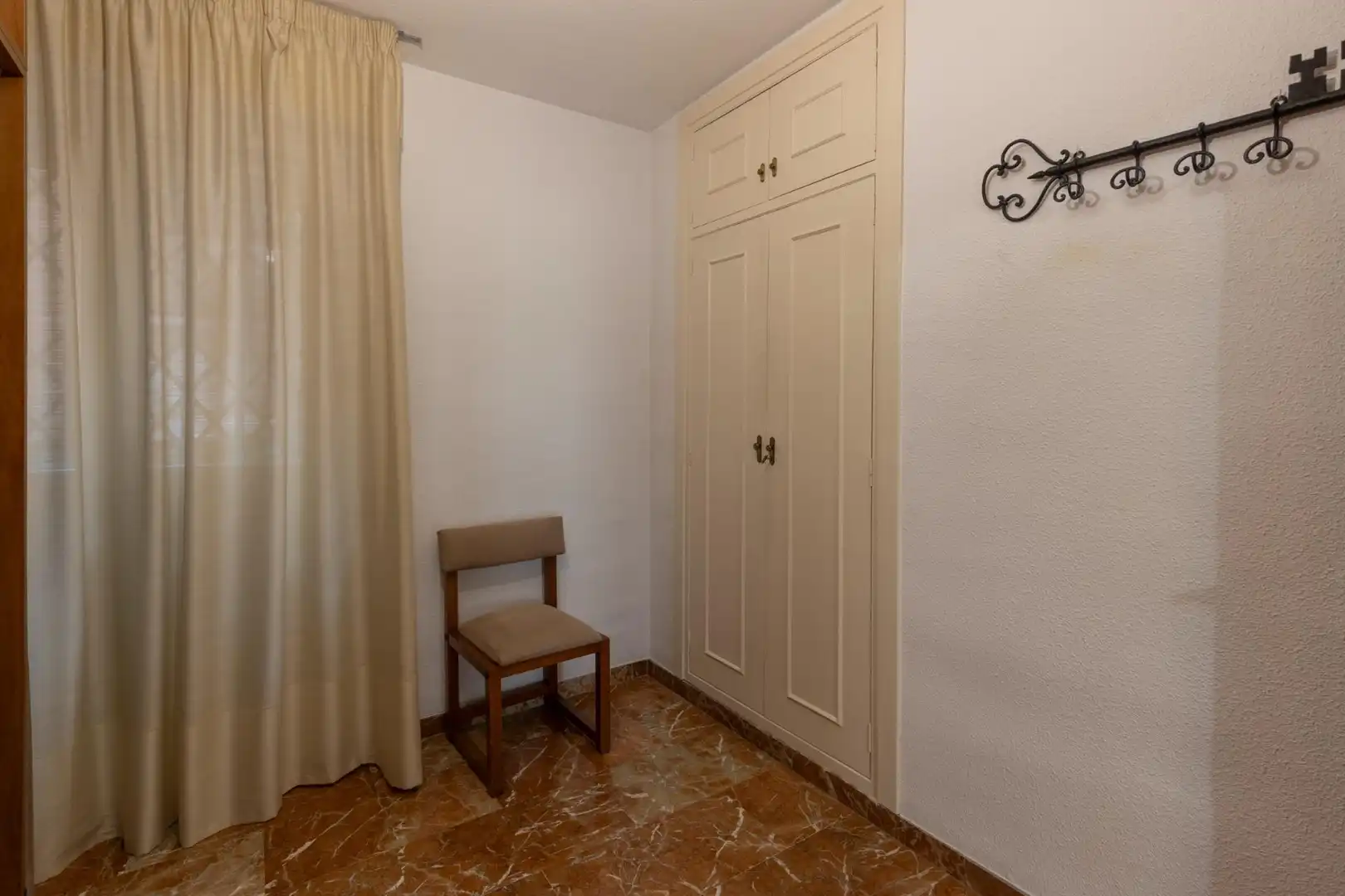 Dormitori de Pis en venda en Granada amb Aire condicionat, Balcó i Piscina comunitària
