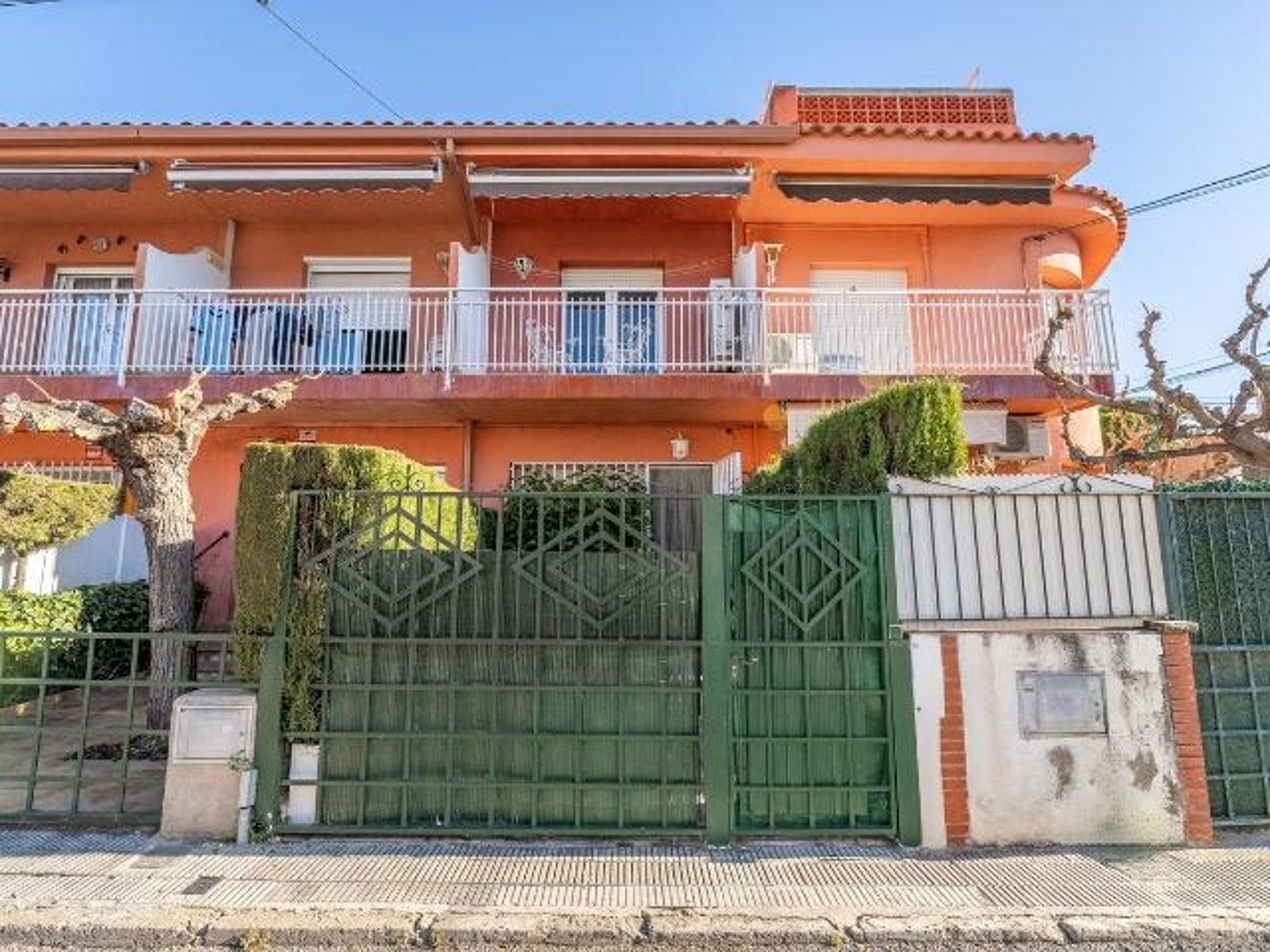 Exterior view of Single-family semi-detached for sale in Torredembarra  with Air Conditioner, Terrace and Balcony