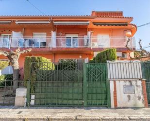 Vista exterior de Casa adosada en venda en Torredembarra amb Aire condicionat, Terrassa i Balcó