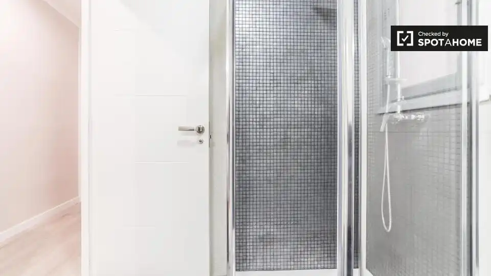 Bathroom of Flat for rent in Valencia  with Air Conditioner, Heating and Furnished
