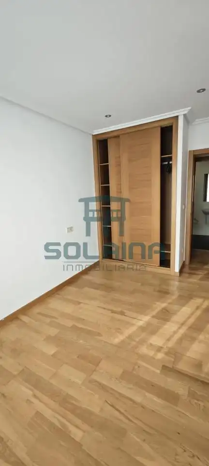 Dormitori de Apartament de lloguer en Ourense Capital  amb Calefacció, Traster i Balcó
