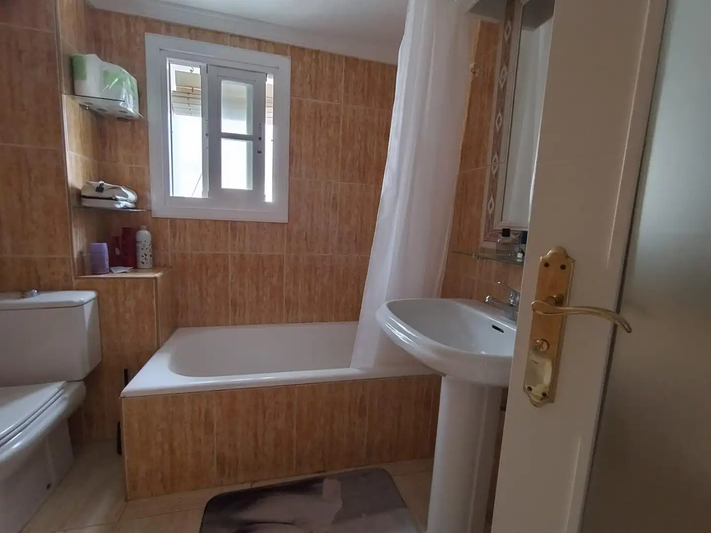 Baño de Apartamento de alquiler en Fuengirola con Jardín privado, Terraza y Amueblado
