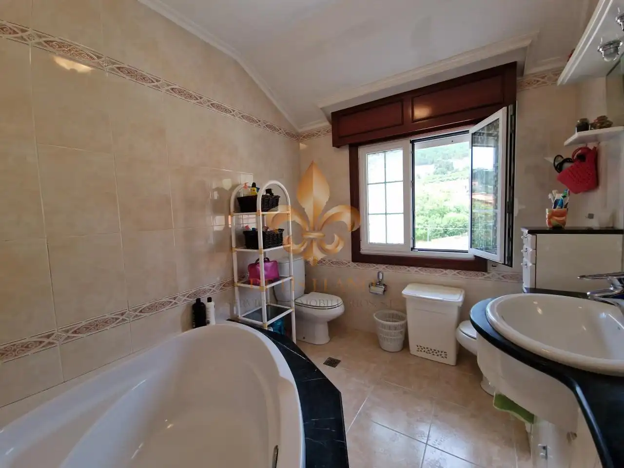 Baño de Piso en venta en Oia con Calefacción, Terraza y Amueblado