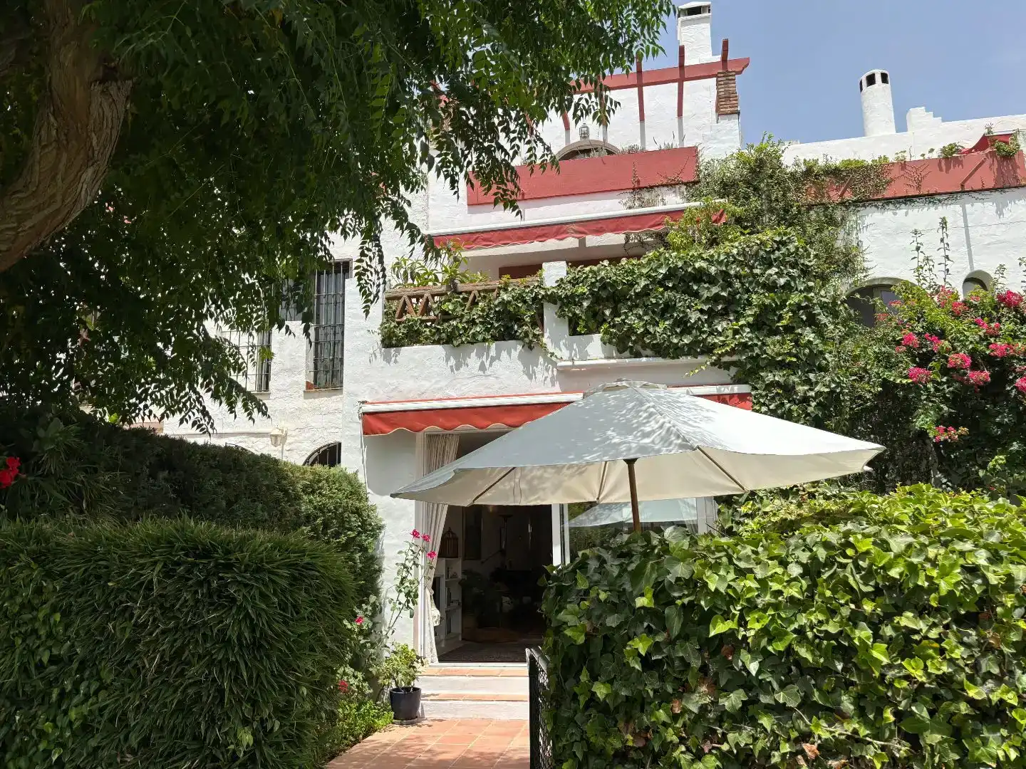Casa adosada en venda en Estepona amb Aire condicionat, Piscina i Balcó