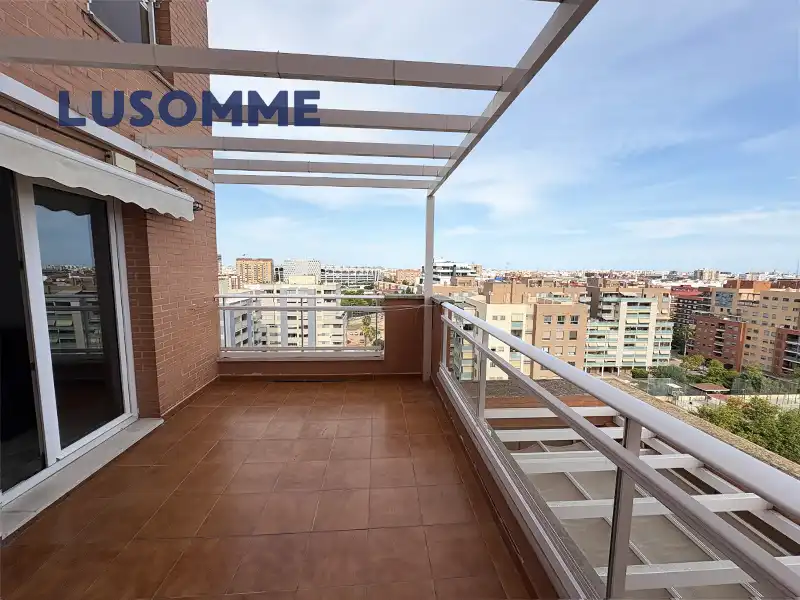Ático con piscina en alquiler en Avinguda del Mestre Rodrigo