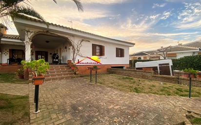 Vista exterior de Casa o xalet en venda en Almonte amb Traster, Piscina i Moblat