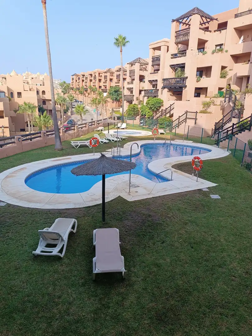 Piscina de Apartament en venda en Manilva amb Aire condicionat, Terrassa i Piscina