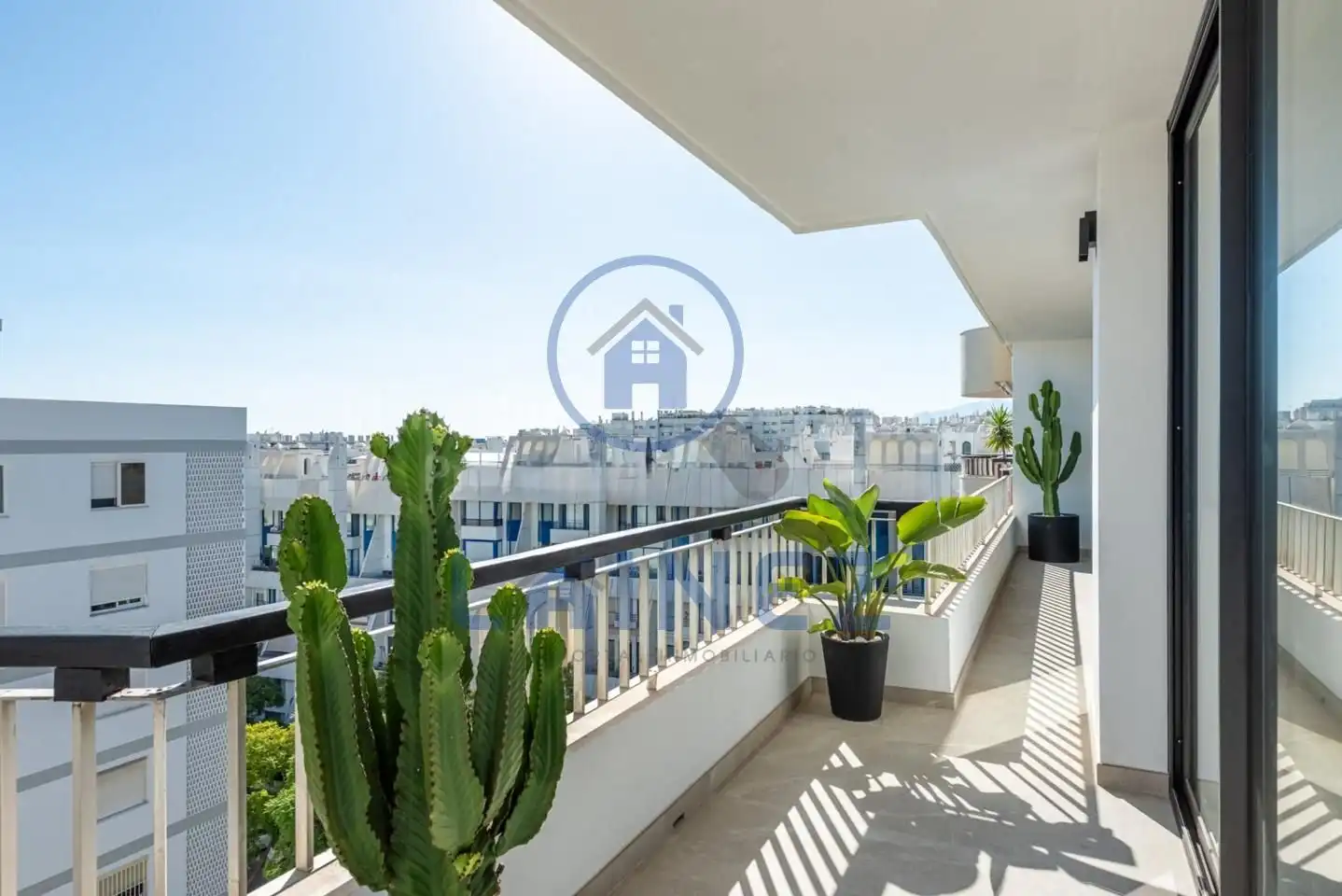 Außenansicht von Dachboden zum Verkauf in Marbella mit Klimaanlage, Heizung und Terrasse