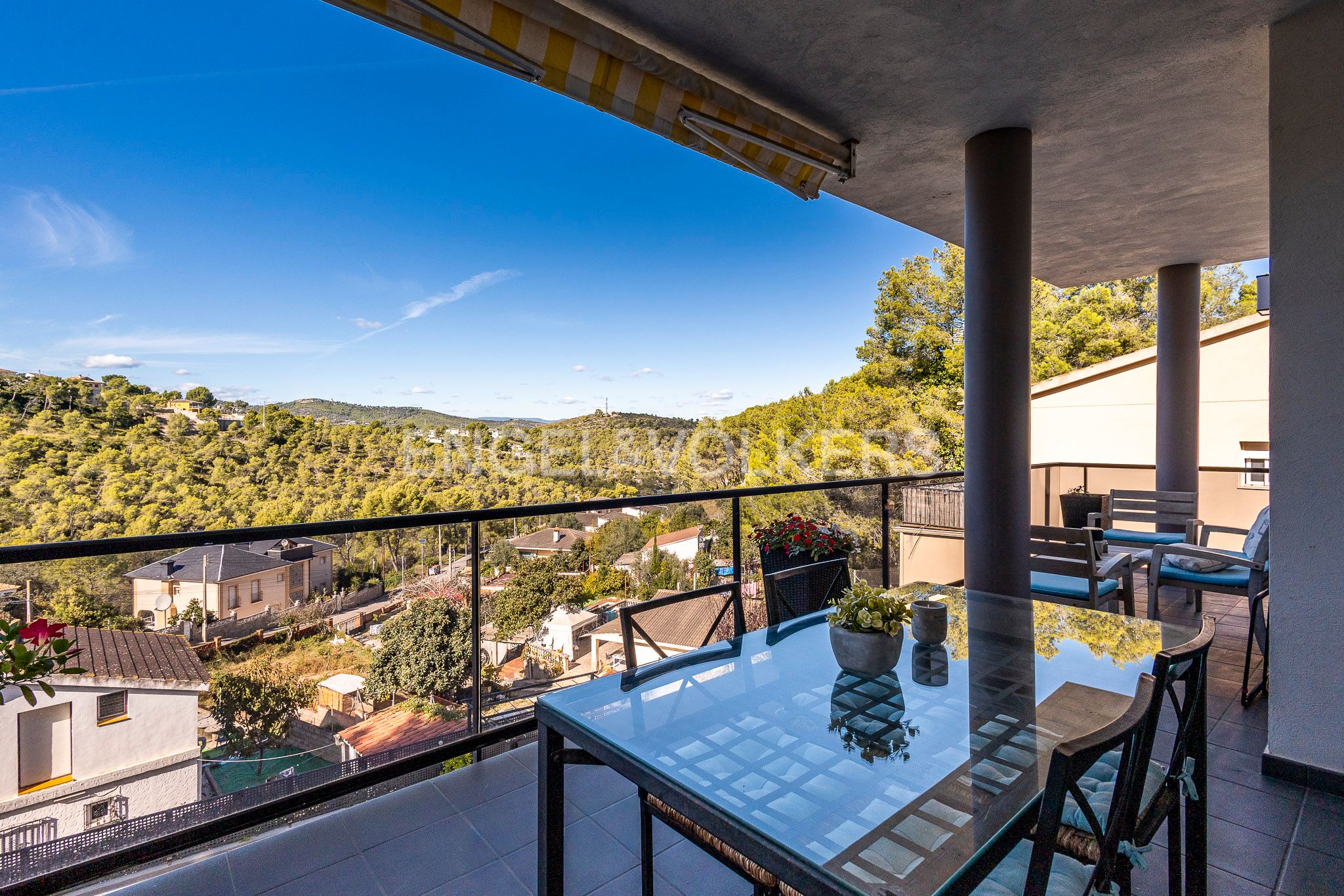 Vista exterior de Casa o xalet en venda en Canyelles amb Aire condicionat, Calefacció i Jardí privat