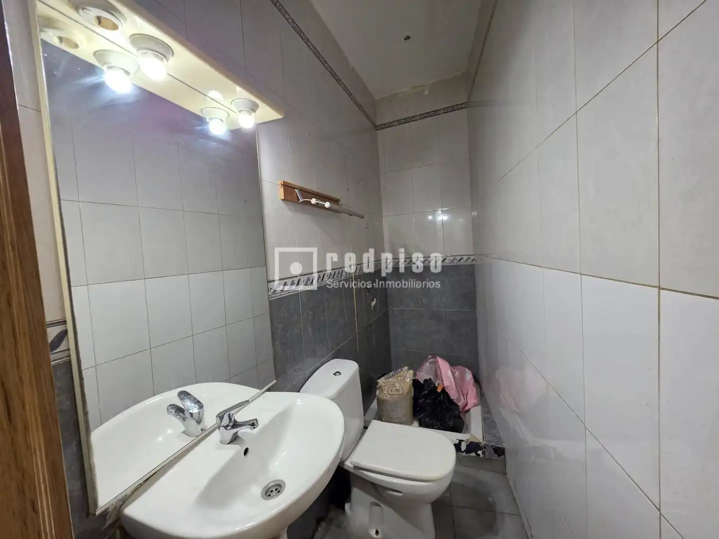 Bathroom of Flat for sale in Madrid