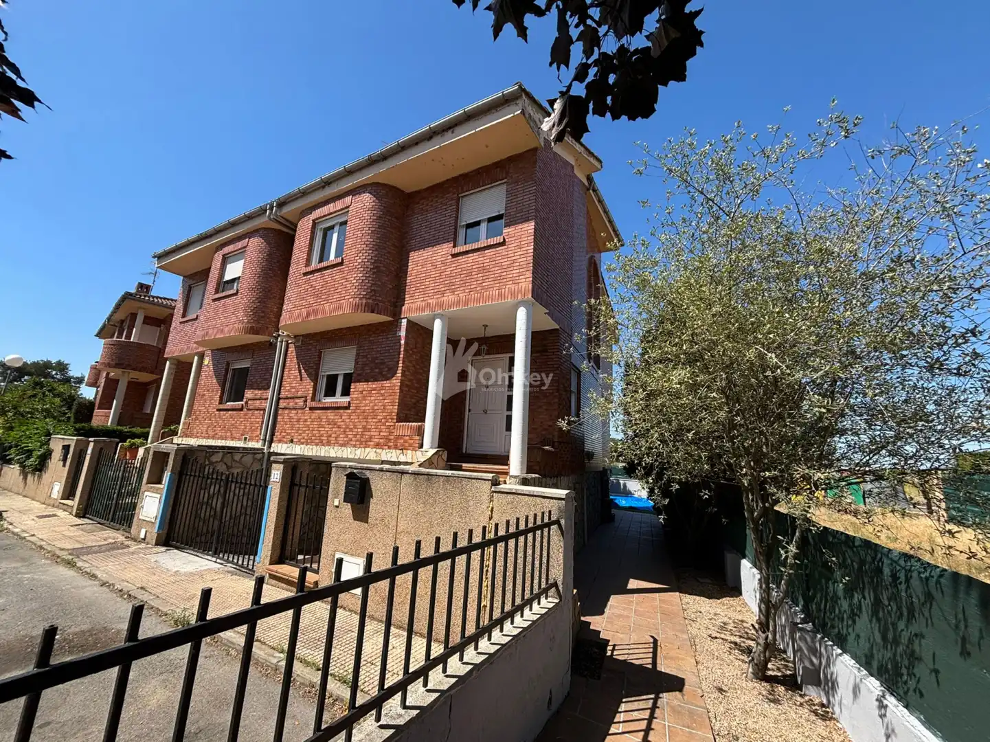 Exterior view of Houses for sale in Onzonilla  with Heating, Parquet flooring and Swimming Pool