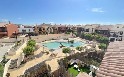 Vista exterior de Casa adosada en venda en San Miguel de Abona amb Aire condicionat, Terrassa i Piscina