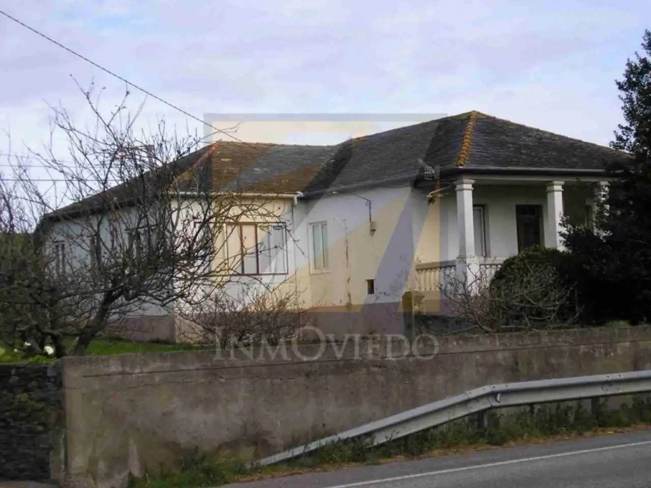 Vista exterior de Casa o xalet en venda en Coaña amb Calefacció, Terrassa i Moblat