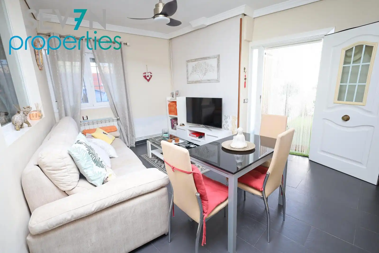 Vista exterior de Casa adosada en venta en Novés con Calefacción, Jardín privado y Horno