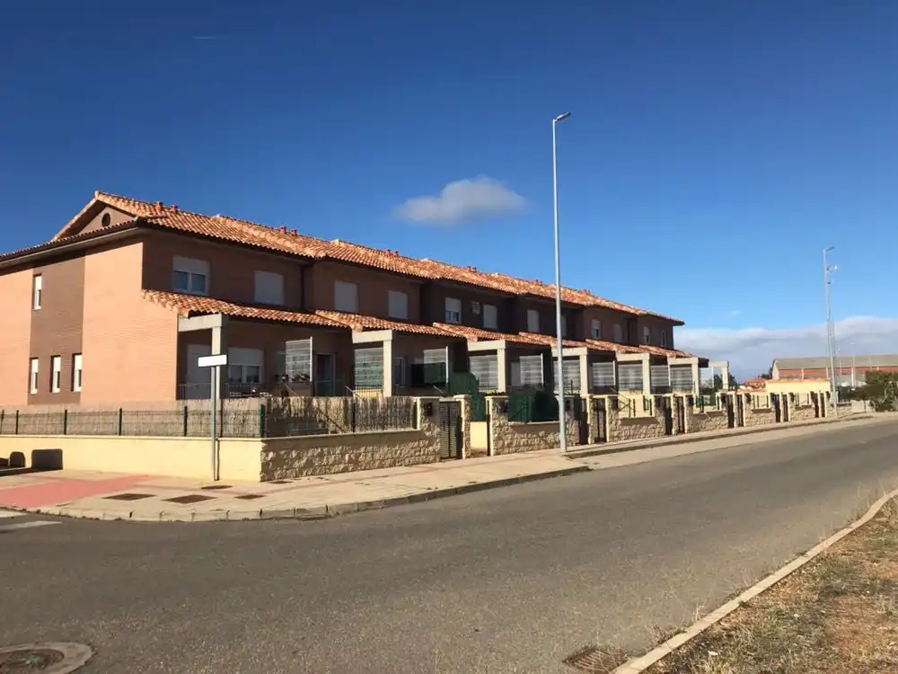 Vista exterior de Casa o chalet de alquiler en Valverde de la Virgen con Calefacción, Jardín privado y Terraza