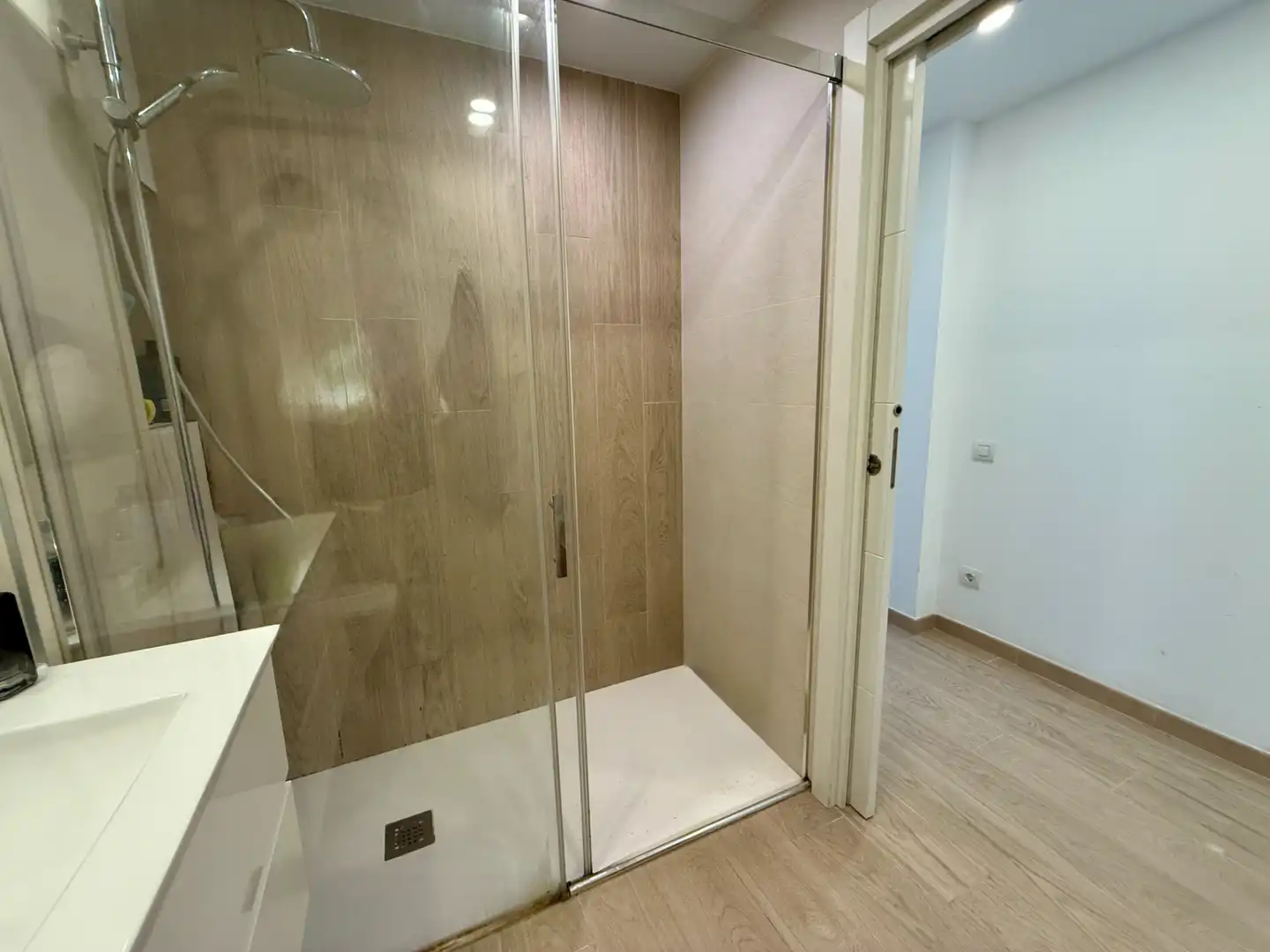 Badezimmer von Wohnung zum Verkauf in Barcelona mit Klimaanlage, Heizung und Parkett