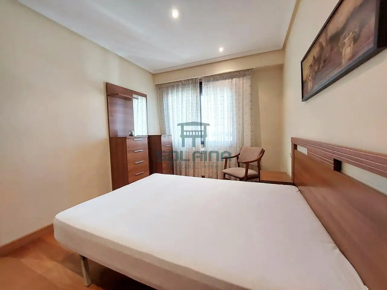 Dormitori de Apartament de lloguer en Ourense Capital  amb Calefacció, Traster i Moblat