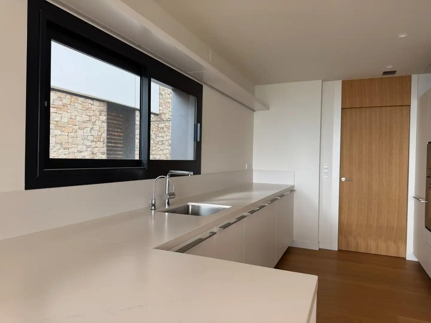 Cocina de Casa o chalet en venta en Barcelona con Aire acondicionado, Calefacción y Jardín privado