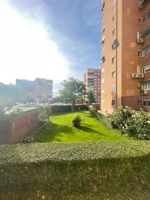 Außenansicht von Wohnung zum Verkauf in Coslada mit Klimaanlage, Heizung und Terrasse