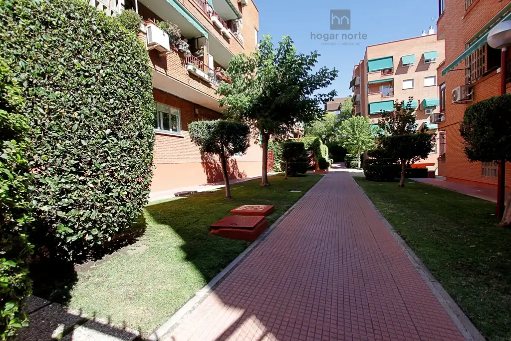 Exterior view of Flat for sale in Alcobendas  with Heating, Terrace and Community pool