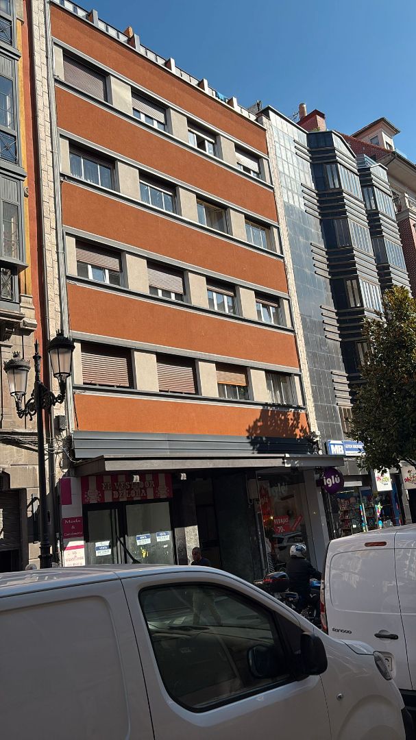 Vista exterior de Àtic en venda en Oviedo  amb Terrassa