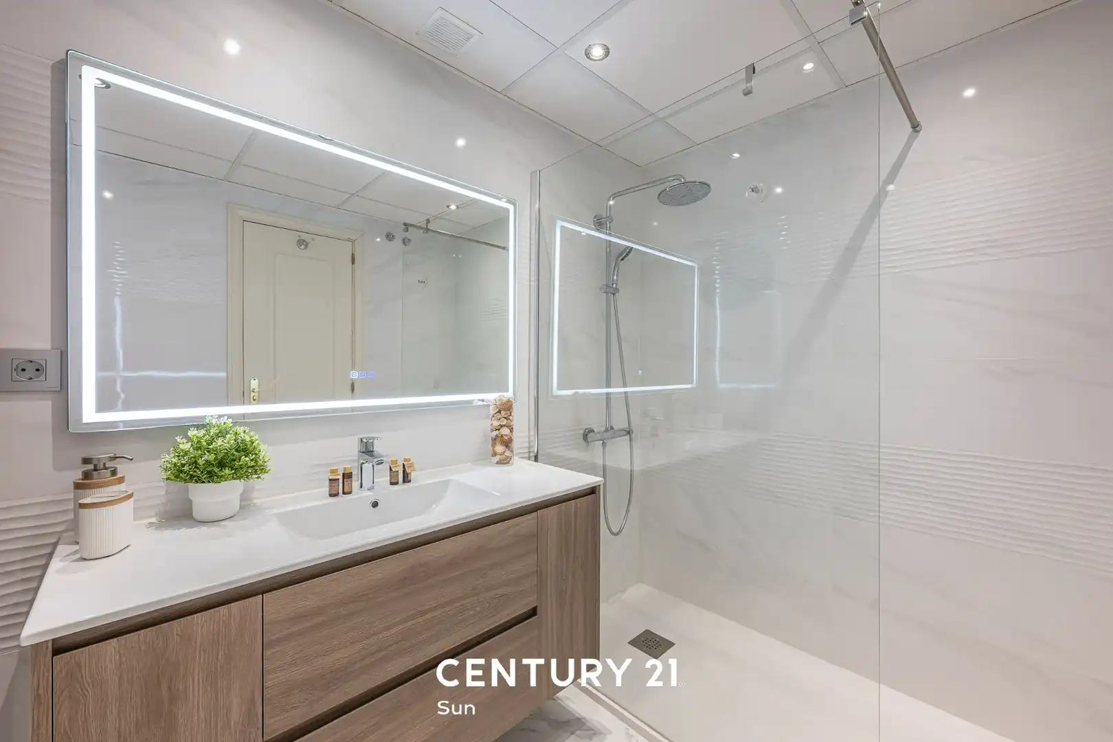 Bathroom of Attic for sale in Marbella  with Air Conditioner, Heating and Terrace