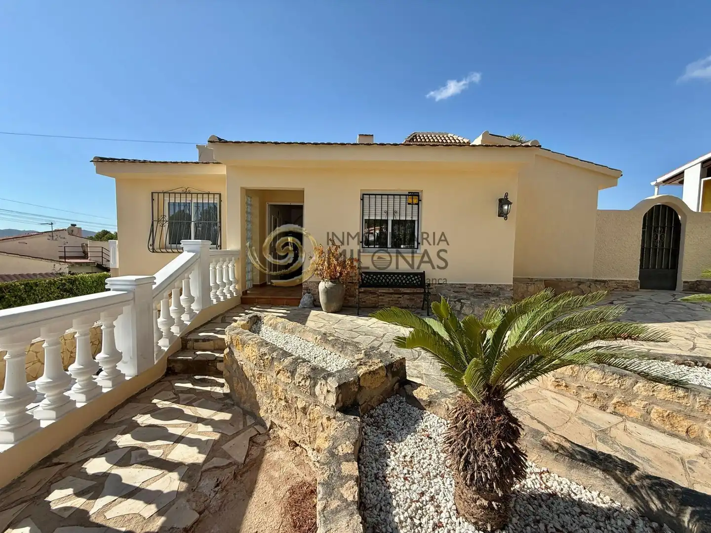 Vista exterior de Casa o xalet en venda en La Nucia amb Aire condicionat, Jardí privat i Terrassa