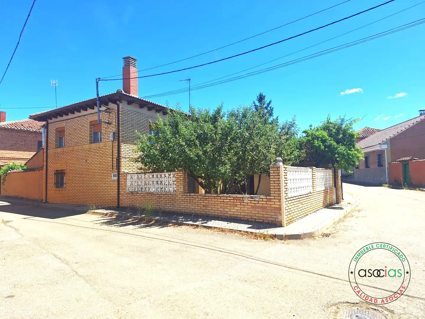 Vista exterior de Casa o xalet en venda en Villazanzo de Valderaduey amb Jardí privat, Terrassa i Moblat