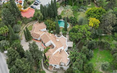 Vista exterior de Casa o xalet en venda en Mijas amb Calefacció, Jardí privat i Piscina