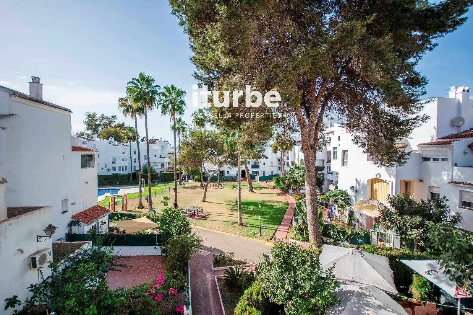 Vista exterior de Piso en venta en Marbella con Terraza, Piscina y Amueblado