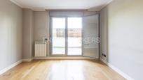 Bedroom of Apartment for sale in  Madrid Capital  with Air Conditioner, Terrace and Swimming Pool