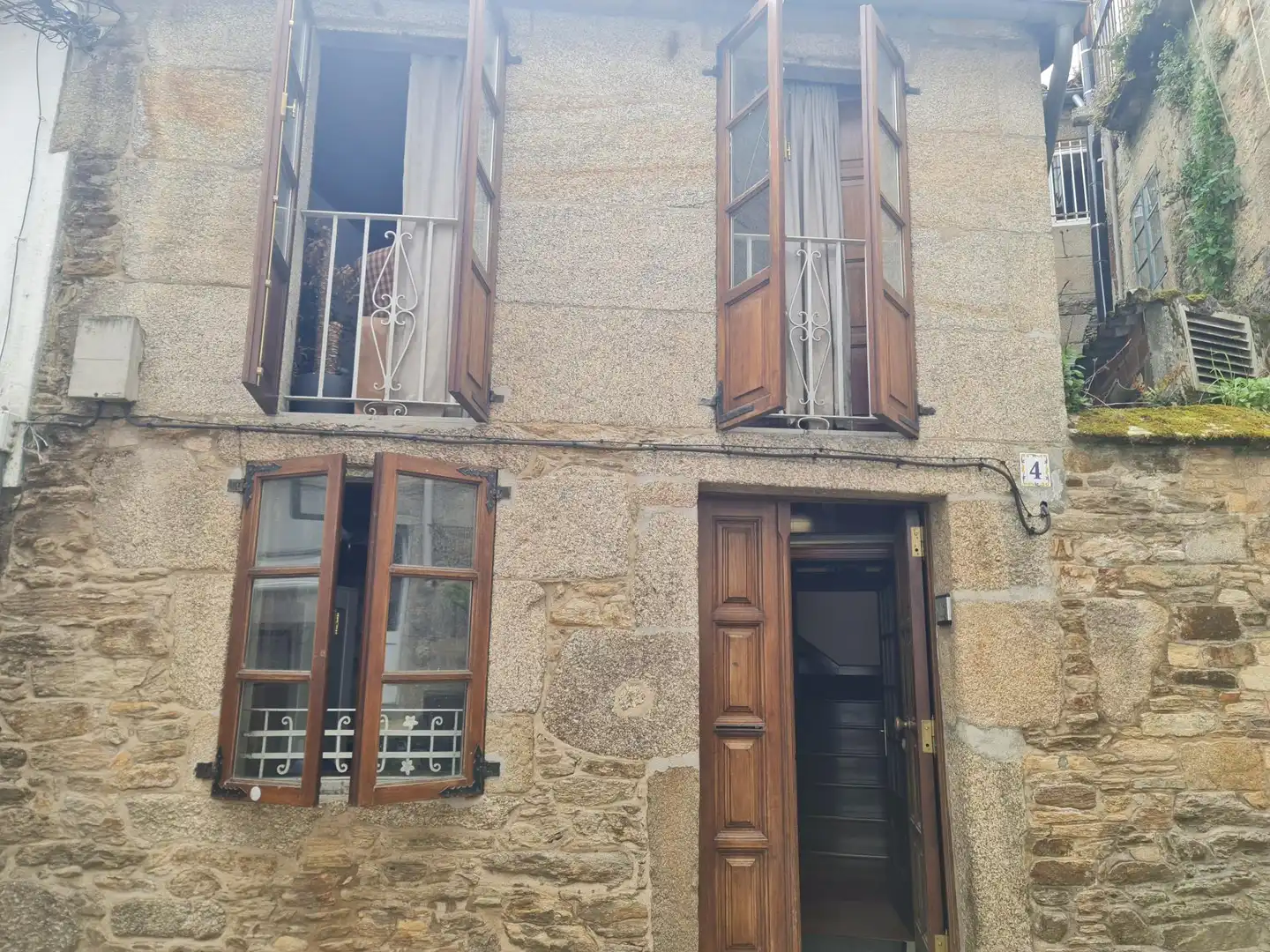 Vista exterior de Casa adosada en venda en Santiago de Compostela  amb Balcó