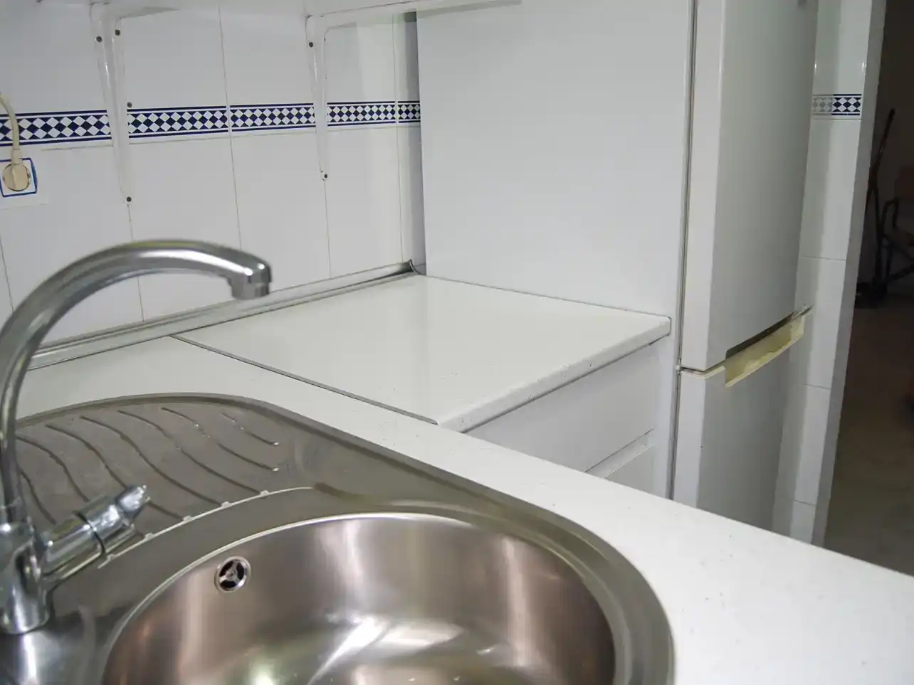 Cuina de Apartament de lloguer en Algeciras amb Piscina