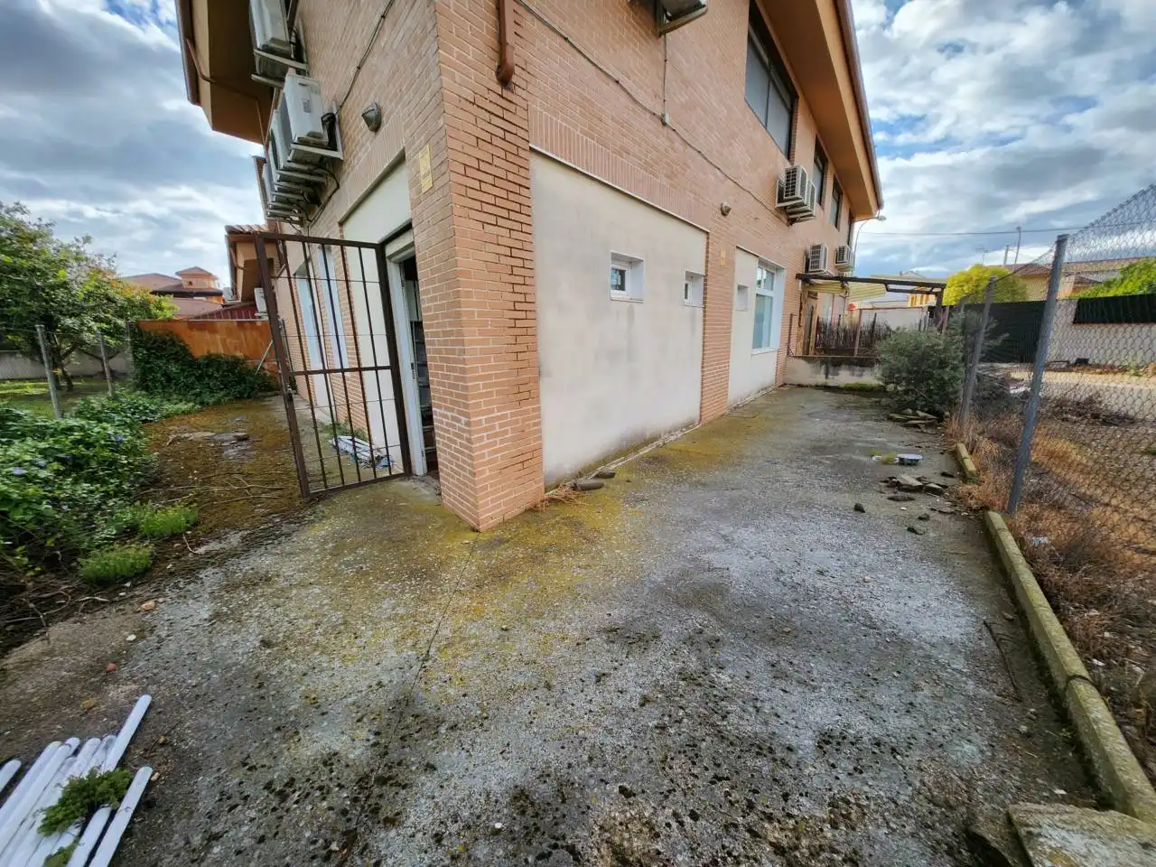 Vista exterior de Local en venda en El Casar amb Aire condicionat