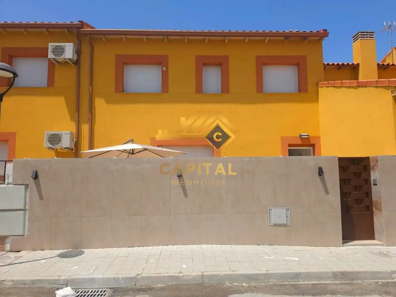 Vista exterior de Casa adosada en venda en Magán amb Calefacció, Parquet i Terrassa