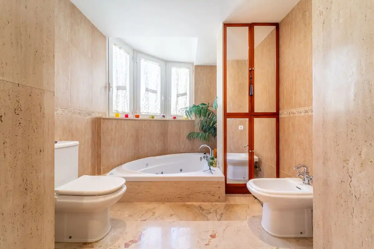 Badezimmer von Dachboden zum Verkauf in Torremolinos mit Klimaanlage, Terrasse und Schwimmbad