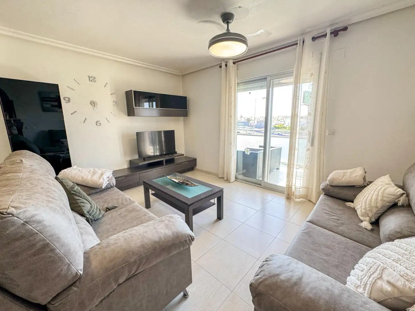 Sala de estar de Apartamento de alquiler en Orihuela con Aire acondicionado, Calefacción y Jardín privado